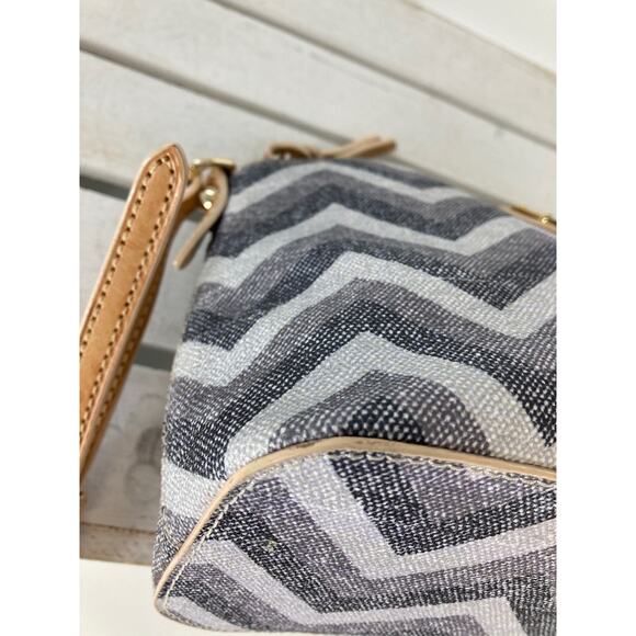 DOONEY & BOURKE SMALL LEATHER CHEVERON CROSSBODY BAG - Picture 7 of 16